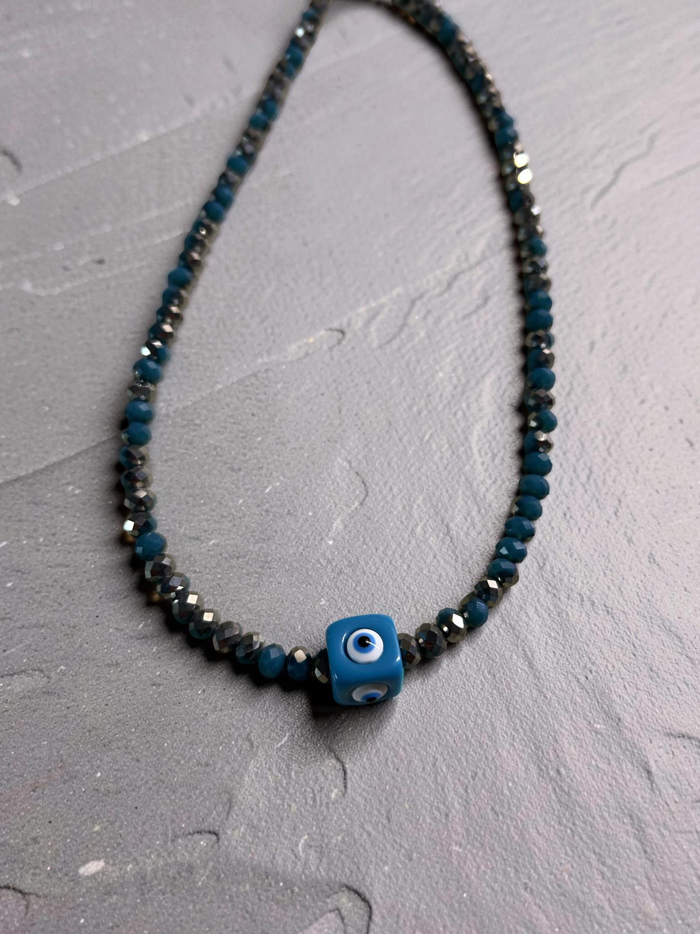 Ιριδίζον κρύσταλλα με τιρκουαζ μάτι.Για καλοκαιρινές εμφανίσεις!