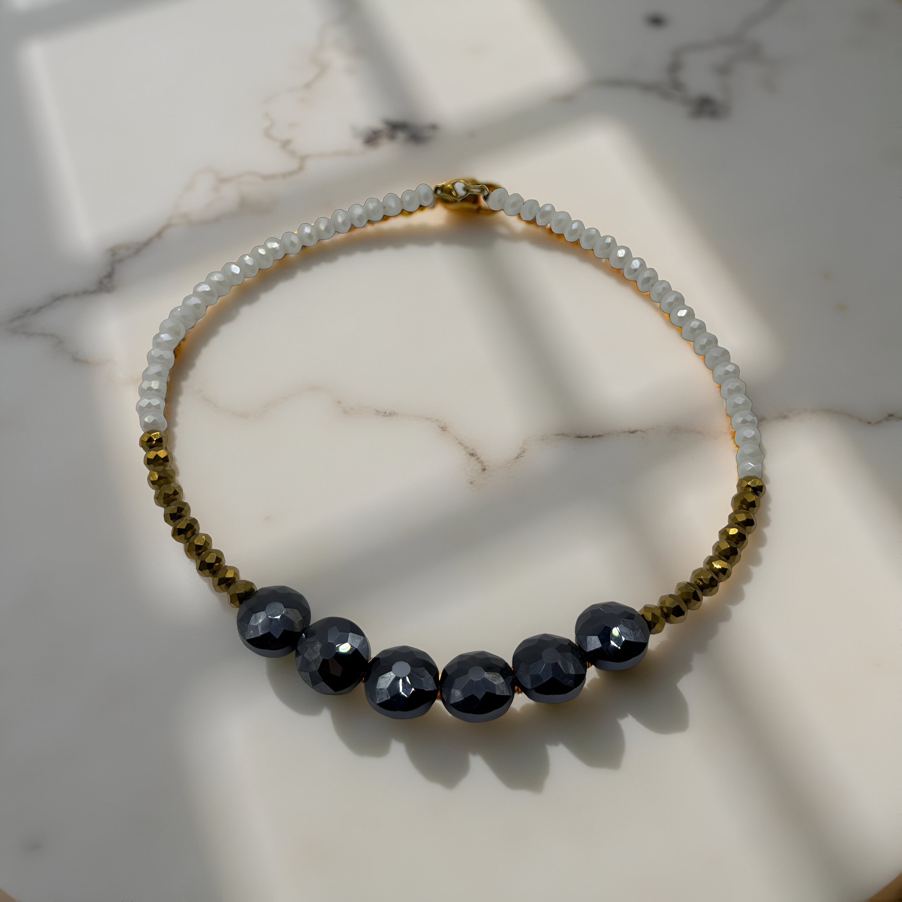 Άσπρα και χρυσά κρυσταλλακια