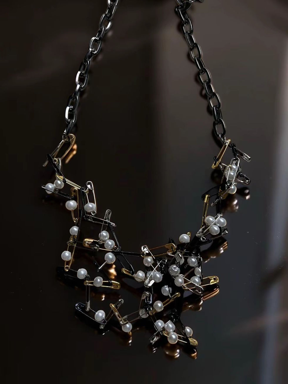 Thumbnail: Μαύρη αλυσίδα με παραμάνες και πέρλες.Χειροποίητο,μοντέρνο κολιέ!