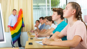 БЕЛГРАД: ЛГБТИ АКТИВИСТИ ИМ ПРЕДАВАЛЕ НА ШЕСТООДДЕЛЕНЦИ КАКО ДА СИ ГО СМЕНАТ ПОЛОТ