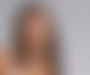 Hailey Bieber’s SKIMS campaign is another major celebrity style moment this month, and it fits perfectly into the ongoing trend of minimalist basics that somehow look casual and extremely calculated at the same time. News.com.au reported that Bieber stars in Kim Kardashian’s SKIMS Everyday Cotton campaign, photographed by Mert Alas, with the collection emphasizing soft cotton pieces, neutral styling, and a new Peony shade.