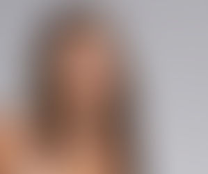 Hailey Bieber’s SKIMS campaign is another major celebrity style moment this month, and it fits perfectly into the ongoing trend of minimalist basics that somehow look casual and extremely calculated at the same time. News.com.au reported that Bieber stars in Kim Kardashian’s SKIMS Everyday Cotton campaign, photographed by Mert Alas, with the collection emphasizing soft cotton pieces, neutral styling, and a new Peony shade.