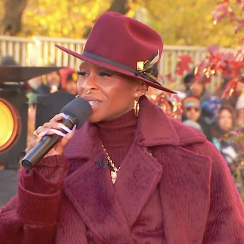 Cynthia Erivo stuns in a rich burgundy ensemble as she opens the 2025 Macy’s Thanksgiving Day Parade with a powerhouse performance — just days after losing her voice.