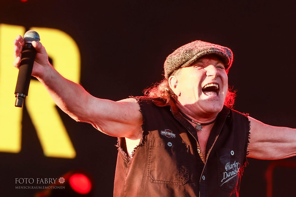Als BNN Pressefotograf im ACDC Bühnengraben.
