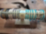 Plusieurs bracelets en pierres naturelles faits main sur présentoir.