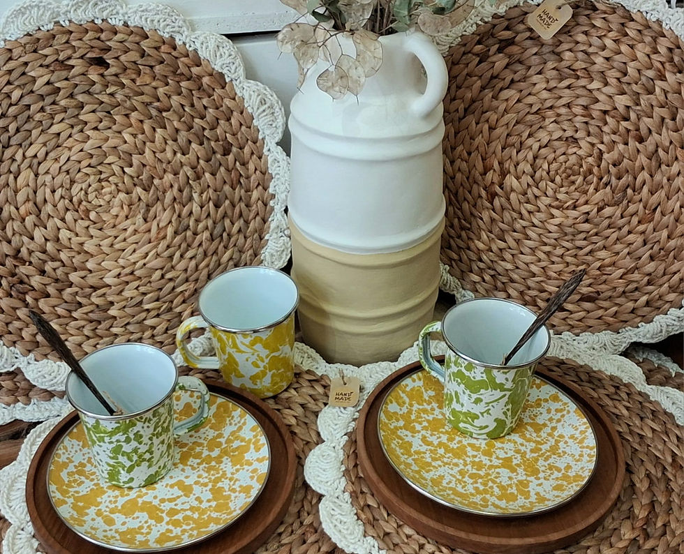 Tasses, soucoupes et assiettes motif moucheté vert et jaune sur sets de table tressés