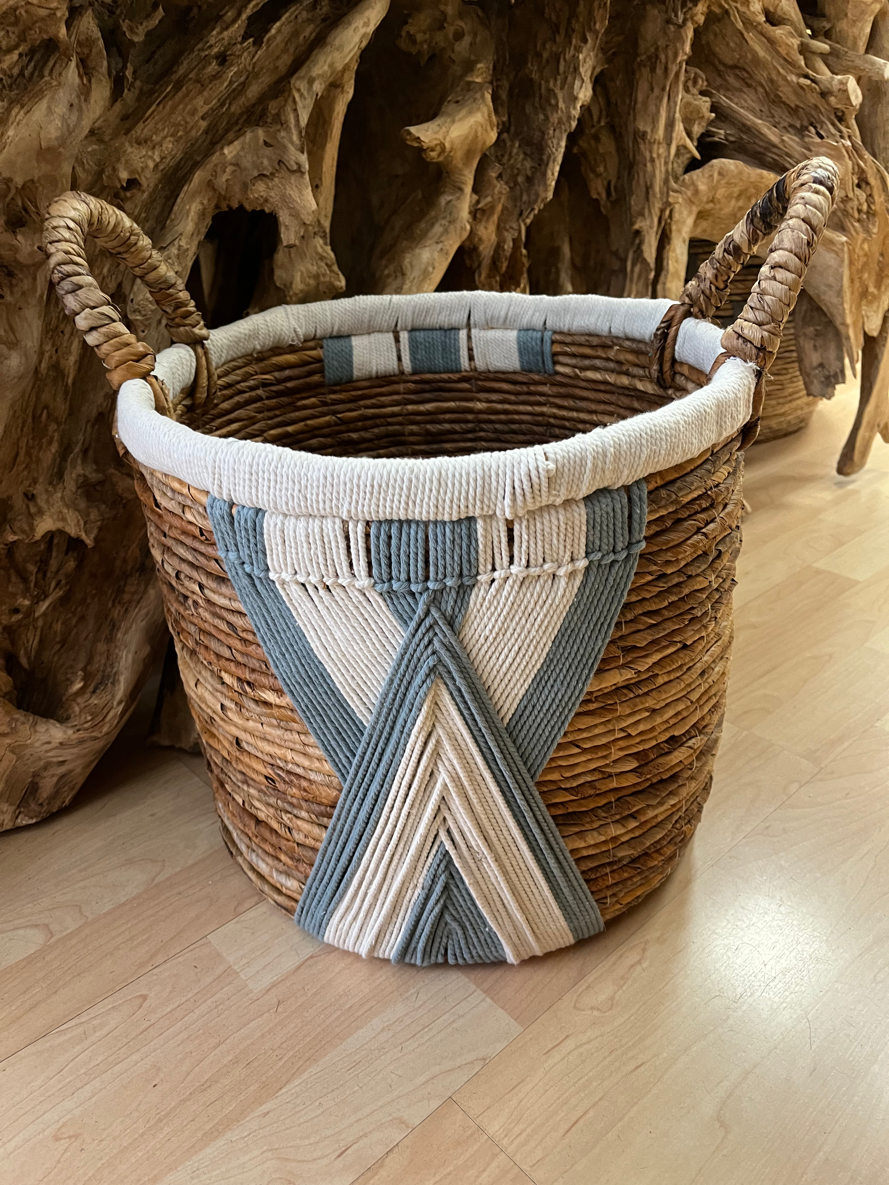 Panière tressée et macramé bleu et blanc avec anses, 3 tailles, modèle JAZZY