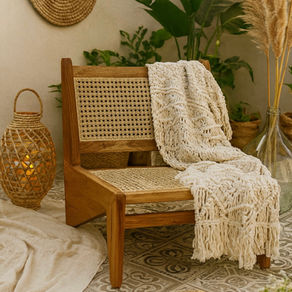 un fauteuil avec un plaid