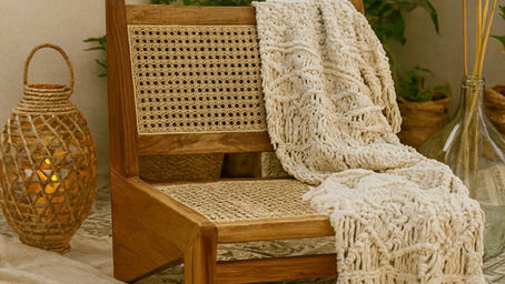 un fauteuil avec un plaid
