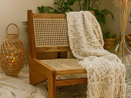 un fauteuil avec un plaid