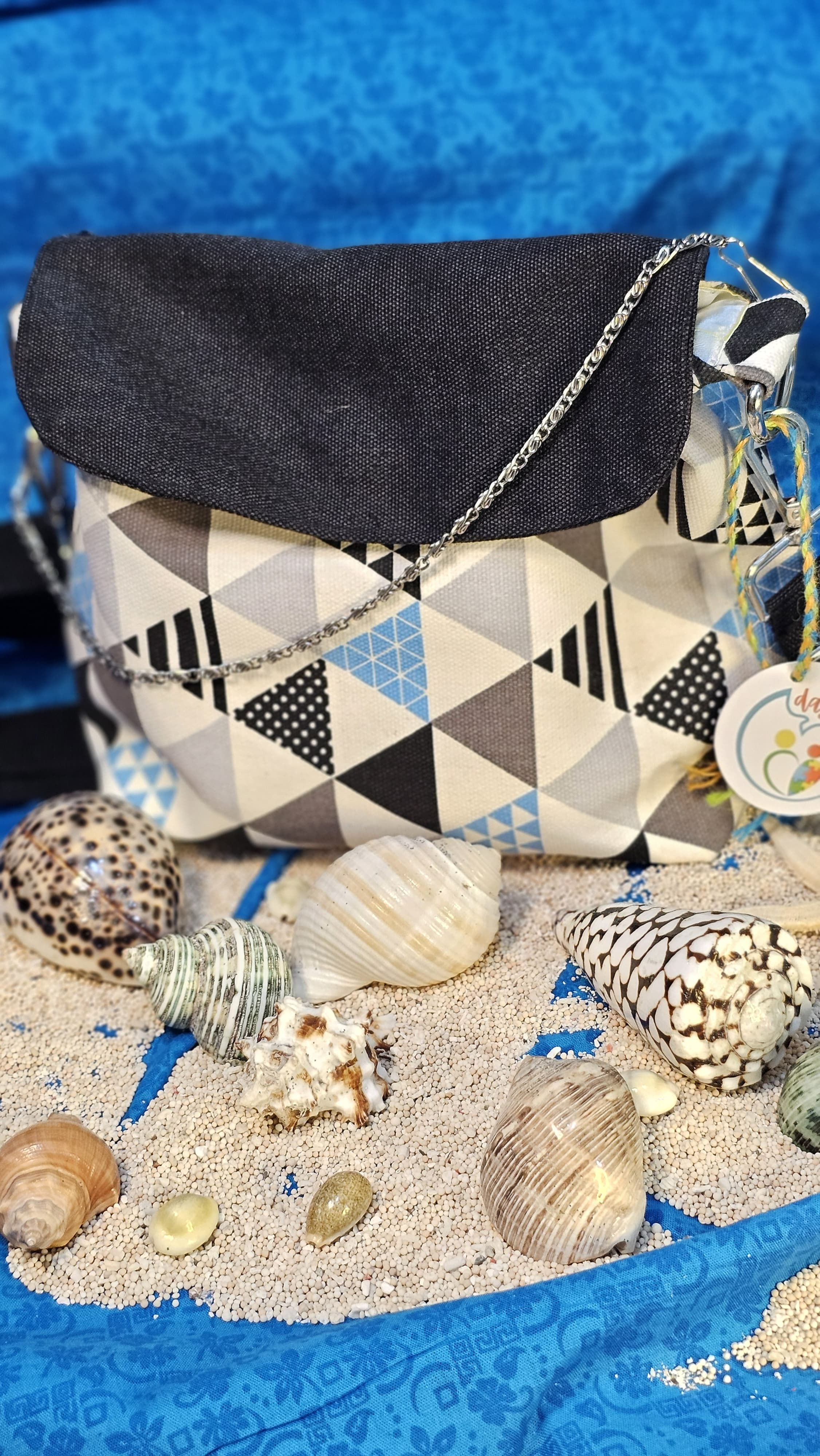 Crossbody Bag Motif Segitiga