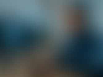 Bilde av en IT-mann som sitter foran en datamaskin