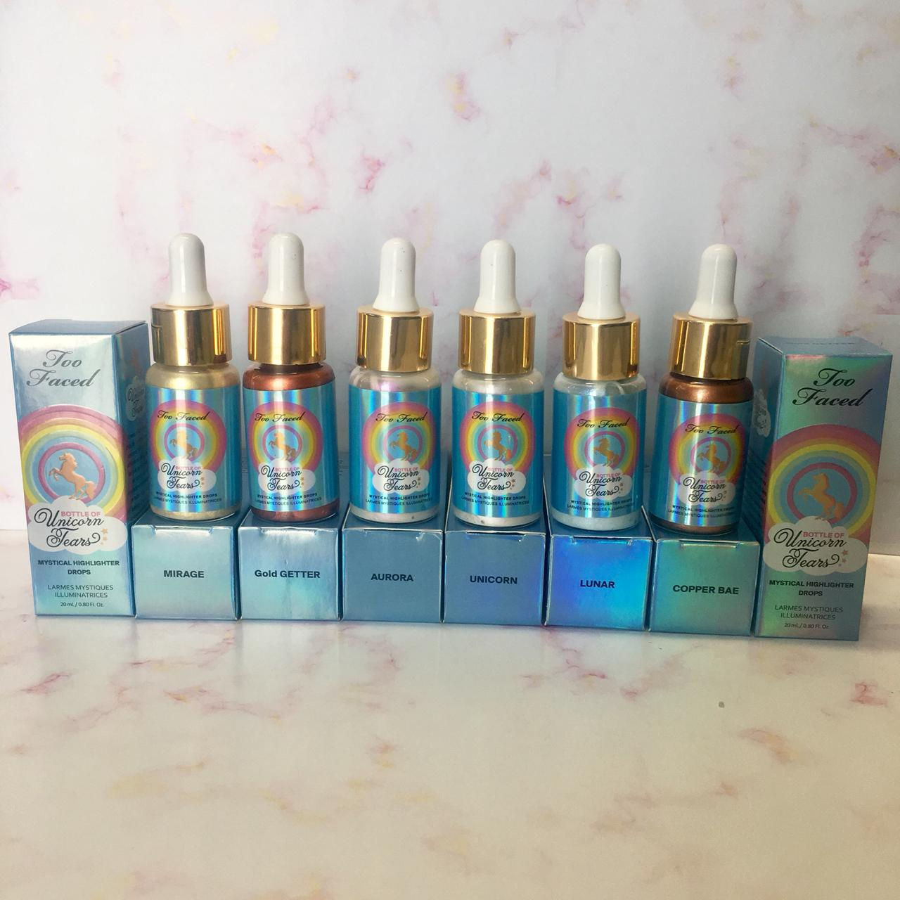 Iluminador Bottle on unicorn tears Too faced