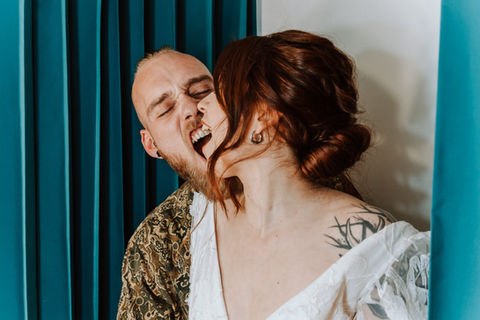 Soirée de lancement Wild in Love, couple heureux, couple marié, photobooth La caravane à souvenirs