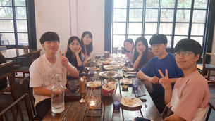 새로운 랩 멤버들과 함께 랩 점심식사