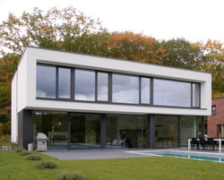 Achterzijde woning met raampartij