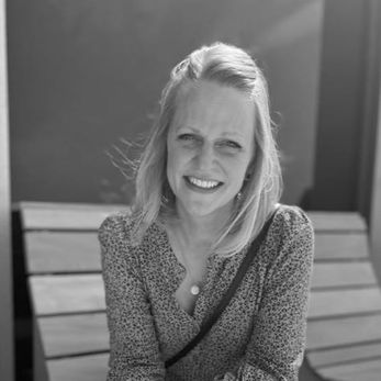 Valeska Malison (Geschäftsführerin #wirfuerschule)
Valeska Mallison spricht mit Moderator Martin Mall über die Vision und Arbeit von #wirfürschule. Das Netzwerk inspiriert, vernetzt und ermutigt Schulen, ihre Zukunft zu gestalten – mit Formaten wie Schulhackathons, Maker Spaces und Teachers on Stage, die Beteiligung ermöglichen, Innovation fördern und Schule zu einem Ort machen, an dem alle gerne lernen, wachsen und Verantwortung übernehmen.