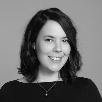 Annemieke Lais (Gründerin EduHeroes, Berlin)
Neugier ist mehr als nur der Drang, Neues zu entdecken – sie ist ein Schlüsselfaktor für die Entwicklung von Future Skills. Sie öffnet die Tür zu intrinsischer Motivation, stärkt unsere Problemlösefähigkeit und fördert kritisches Denken. In dieser Session erfährst du, wie du Neugier als Grundlage für kreatives Lernen und die Entwicklung zukunftsrelevanter Kompetenzen nutzen kannst. Entdecke praxisorientierte Ansätze, um Neugier gezielt in individuellen und kollektiven Lernprozessen zu fördern.
Annemieke Lais ist Gründerin, Impulsgeberin und leidenschaftliche Bildungstransformatorin. 2017 gründete sie EduHeroes, eine Beratungsagentur für Bildungsinnovationen, und arbeitet mit Tech-Giganten wie Meta und Google sowie lokalen Schulen und Ministerien zusammen. 2024 initiierte sie die Future Skills Alliance, eine starke Allianz zur Förderung der Bildungstransformation auf systemischer Ebene. Bildung und die Entwicklung von Future Skills sind ihr besonders wichtig, da sie diese als Schlüssel zu einer gerechteren und nachhaltigeren Welt sieht. Nur durch die Förderung dieser Fähigkeiten können in ko-kreativen Prozessen Lösungen für die größten Herausforderungen unserer Zeit entstehen.