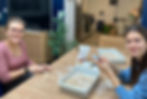 due ragazze che preparano la pasta fatta in casa in un appartamento