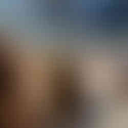 un gruppo di ragazze che mangiano insieme sedute ad un tavolo