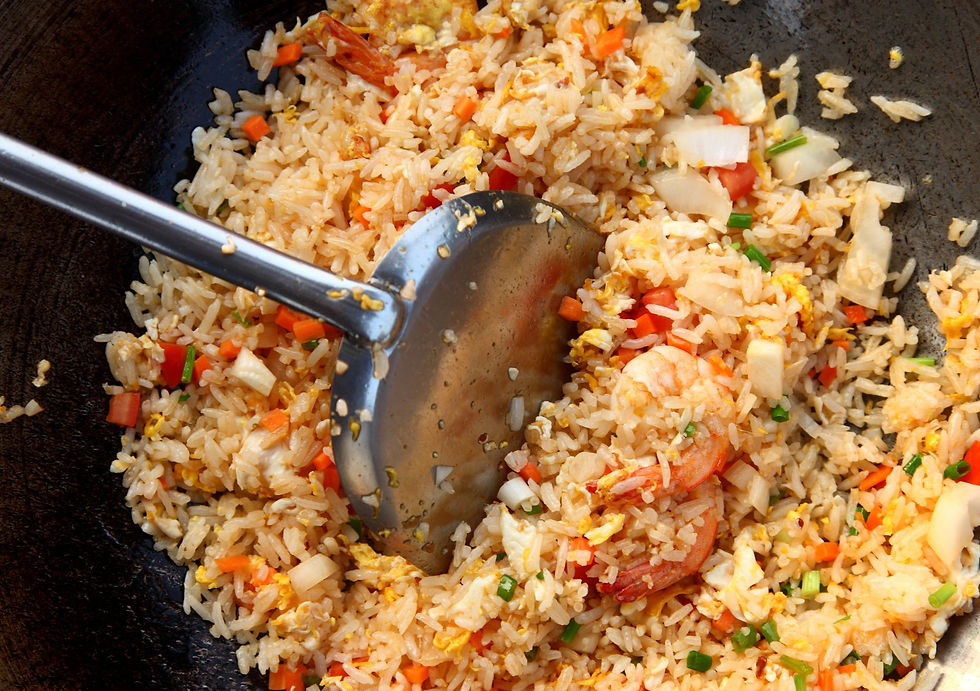 riso saltato in padella con verdure e gamberi in una wok