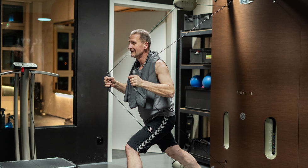 Mann an einer Multipresse