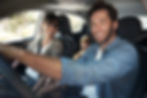 Image représentant une famille dans une voiture