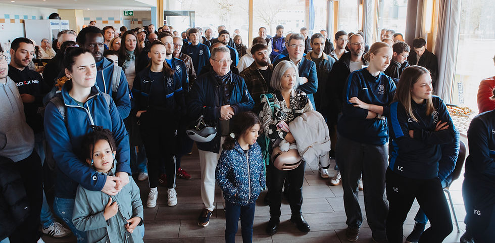 Membres du Club des 100 du FC Villars-sur-Glâne réunis lors d’un événement convivial du club