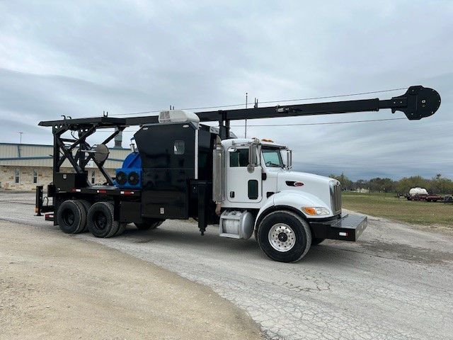Black & white mast and boom truck.
