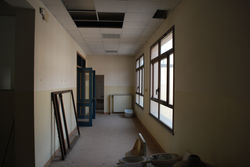 Prima dell' intervento: l'ex scuola abbandonata