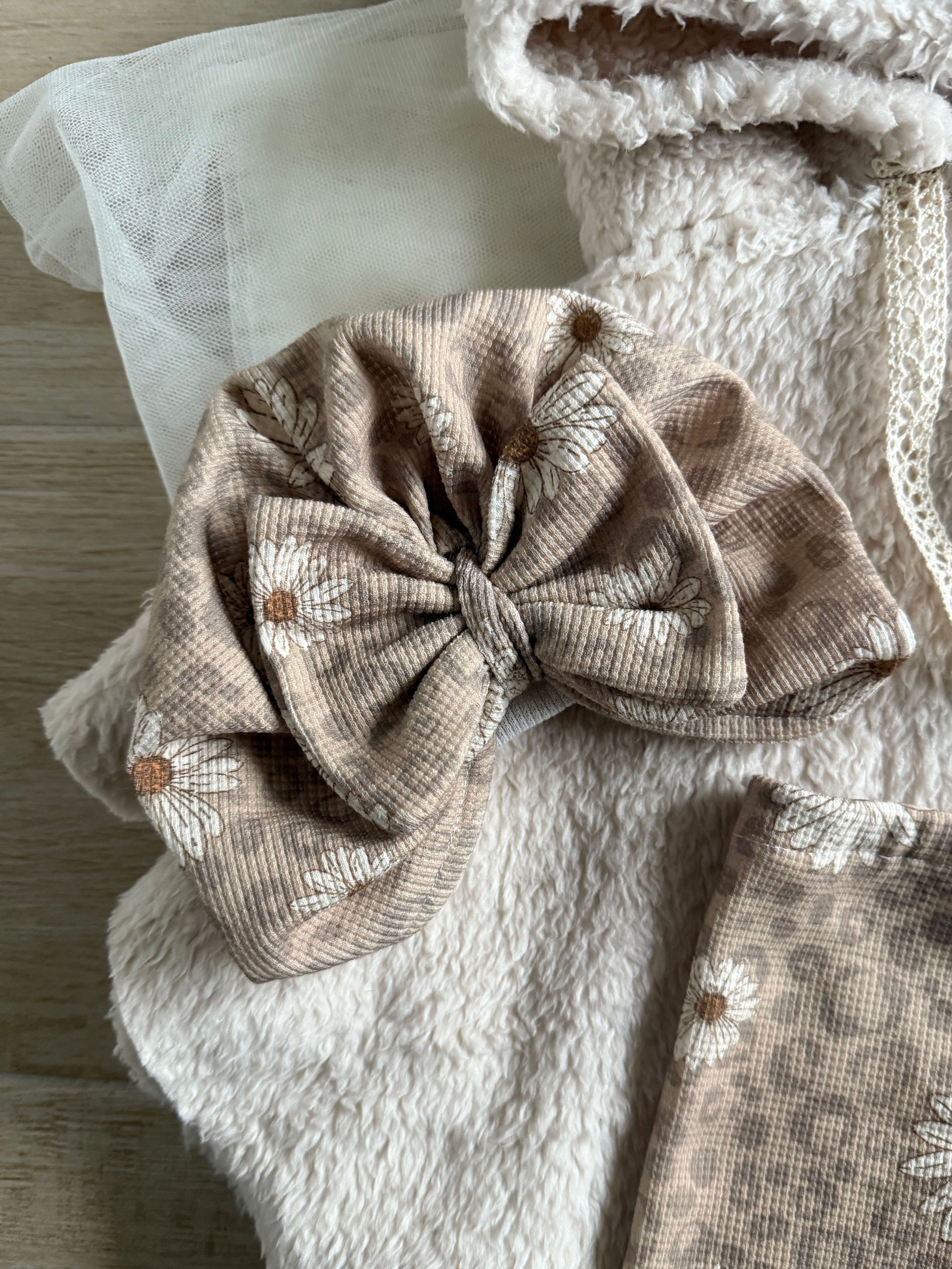 Bonnet nid d’abeilles léopard fleuri 