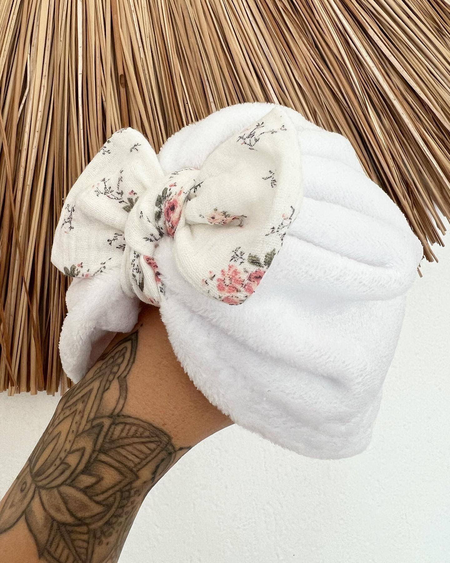 Bonnet boule de coton blanc noeud fleuri