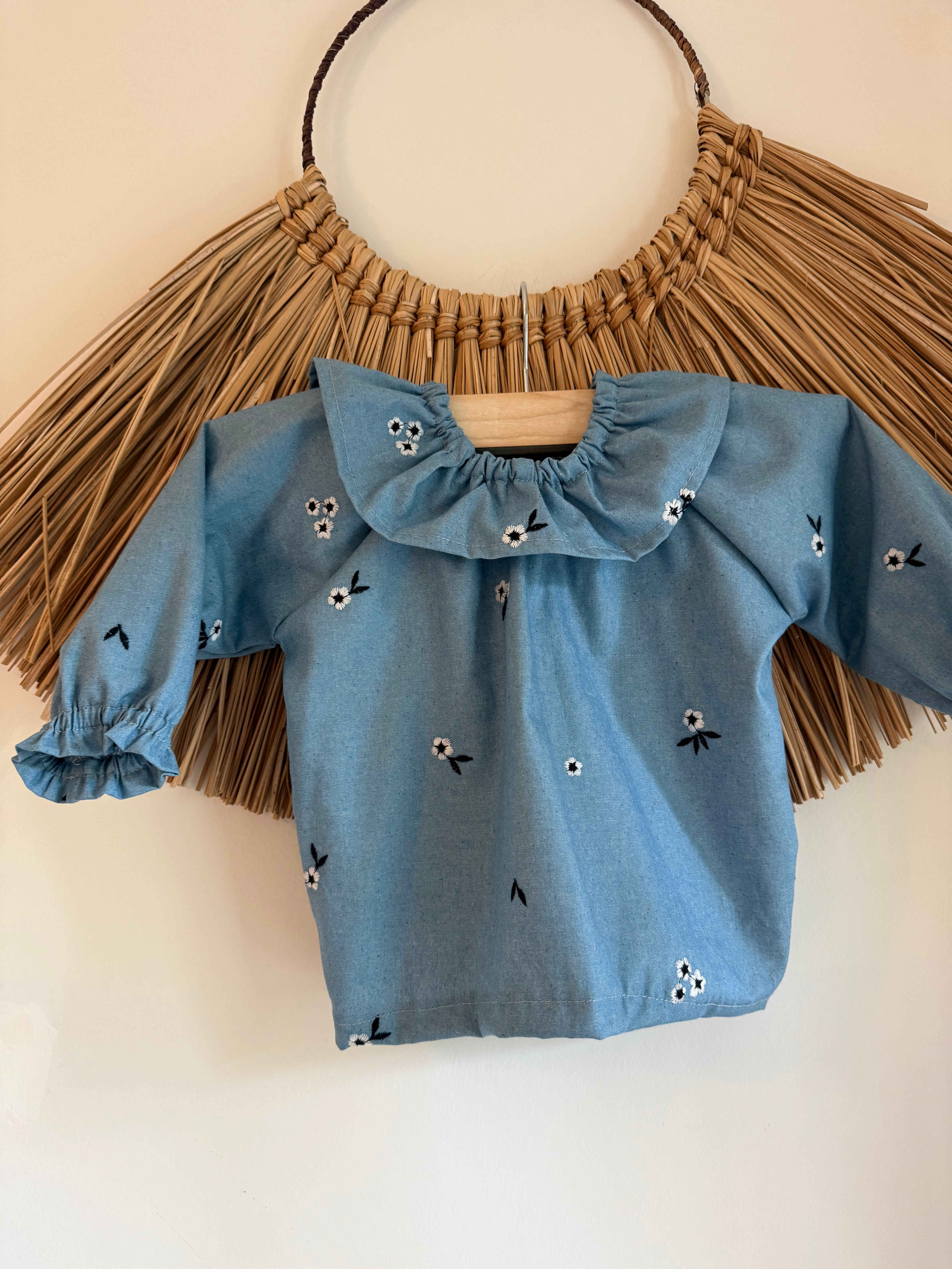 Blouse style jeans fleurs brodées 