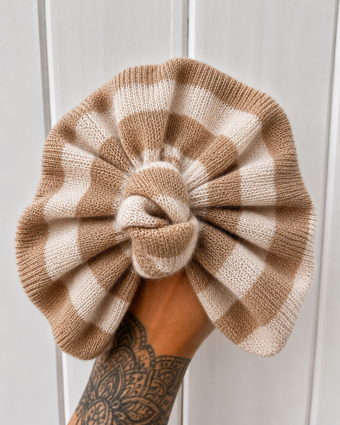 Bonnet noeud boule rayé camel/ecru 