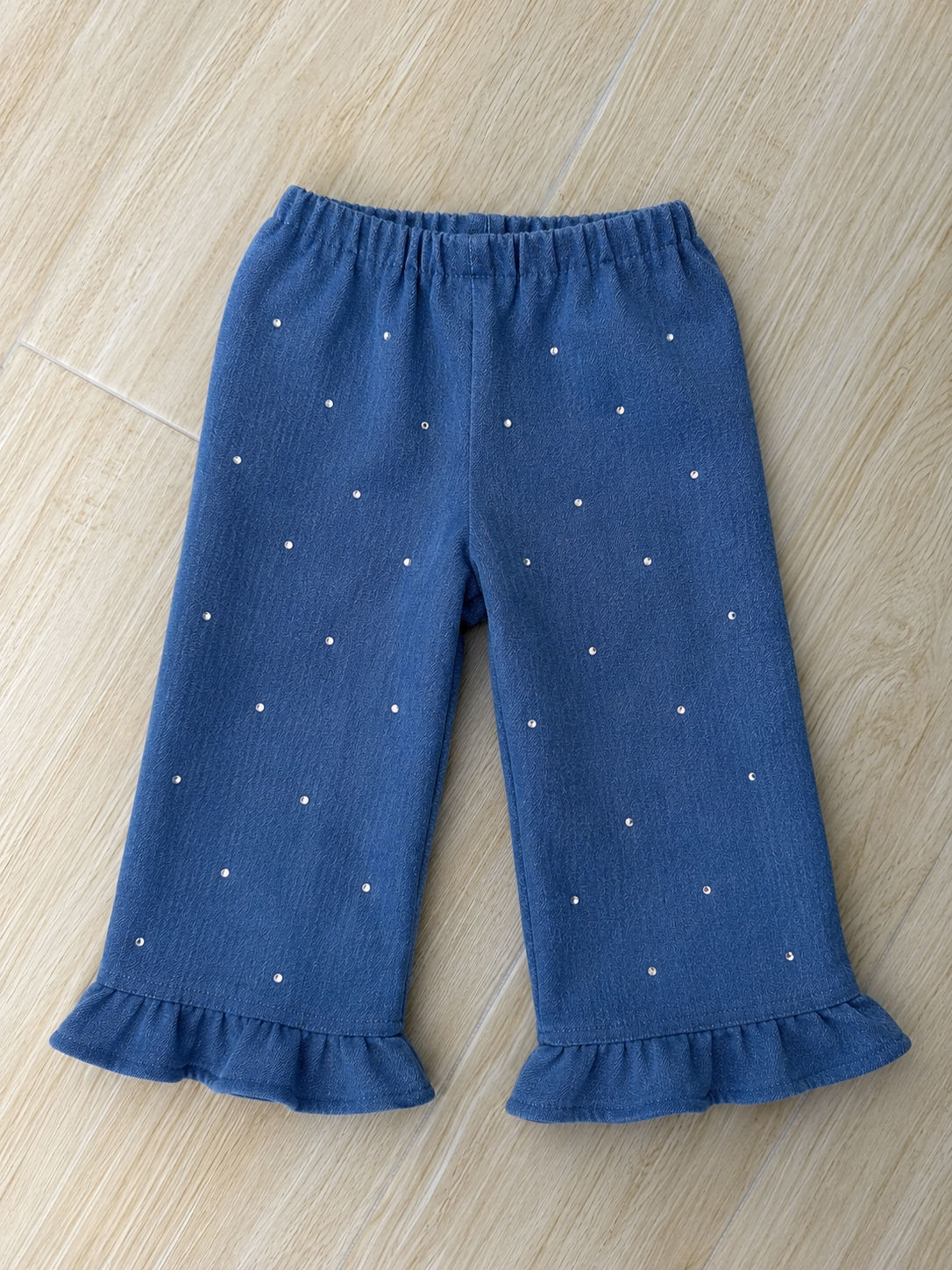 Jeans bas froufrous avec strass 
