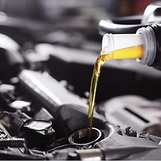 Motorový olej se nalévá do motoru auta, údržba a servis vozidla.