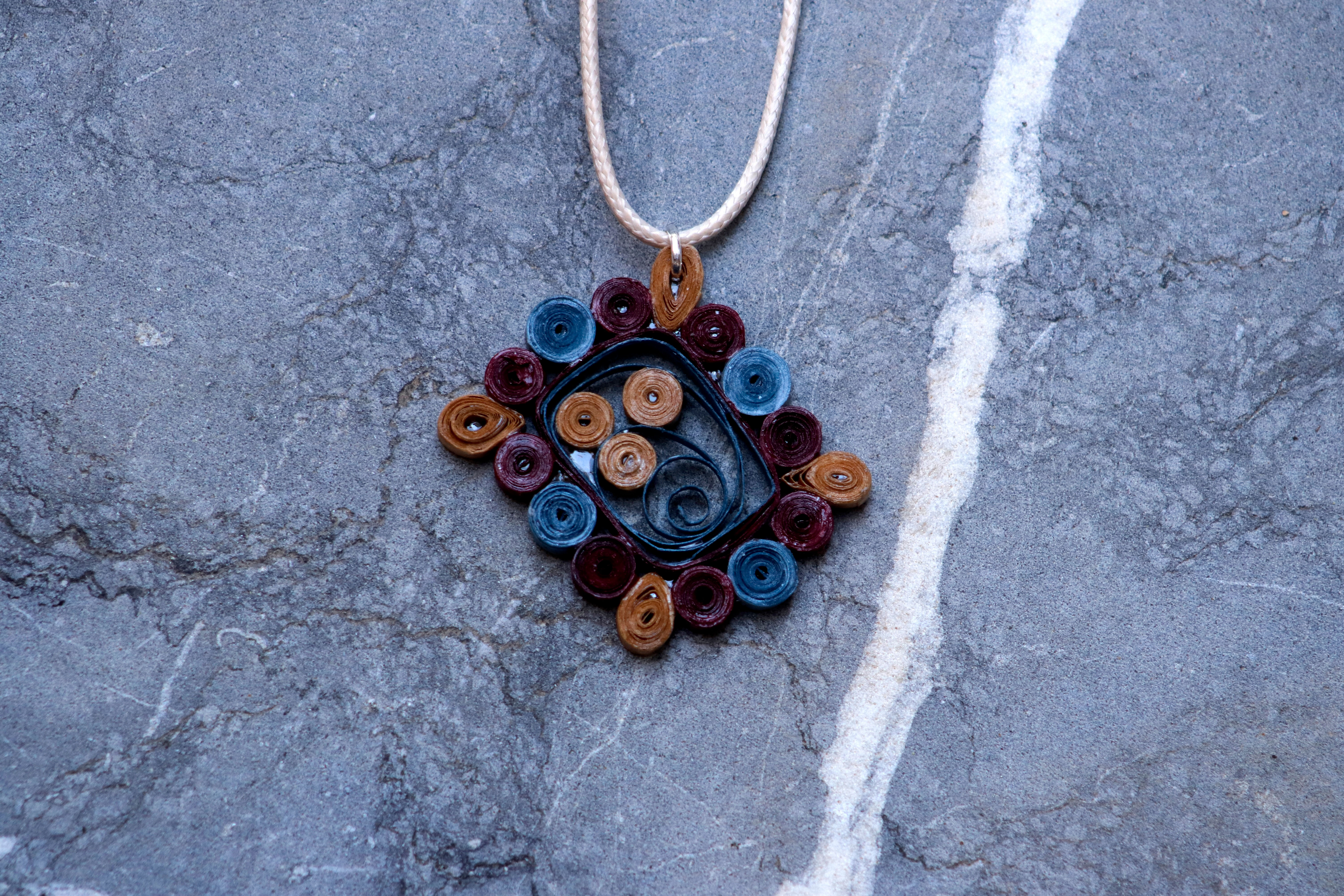 Collier en papier upcyclé