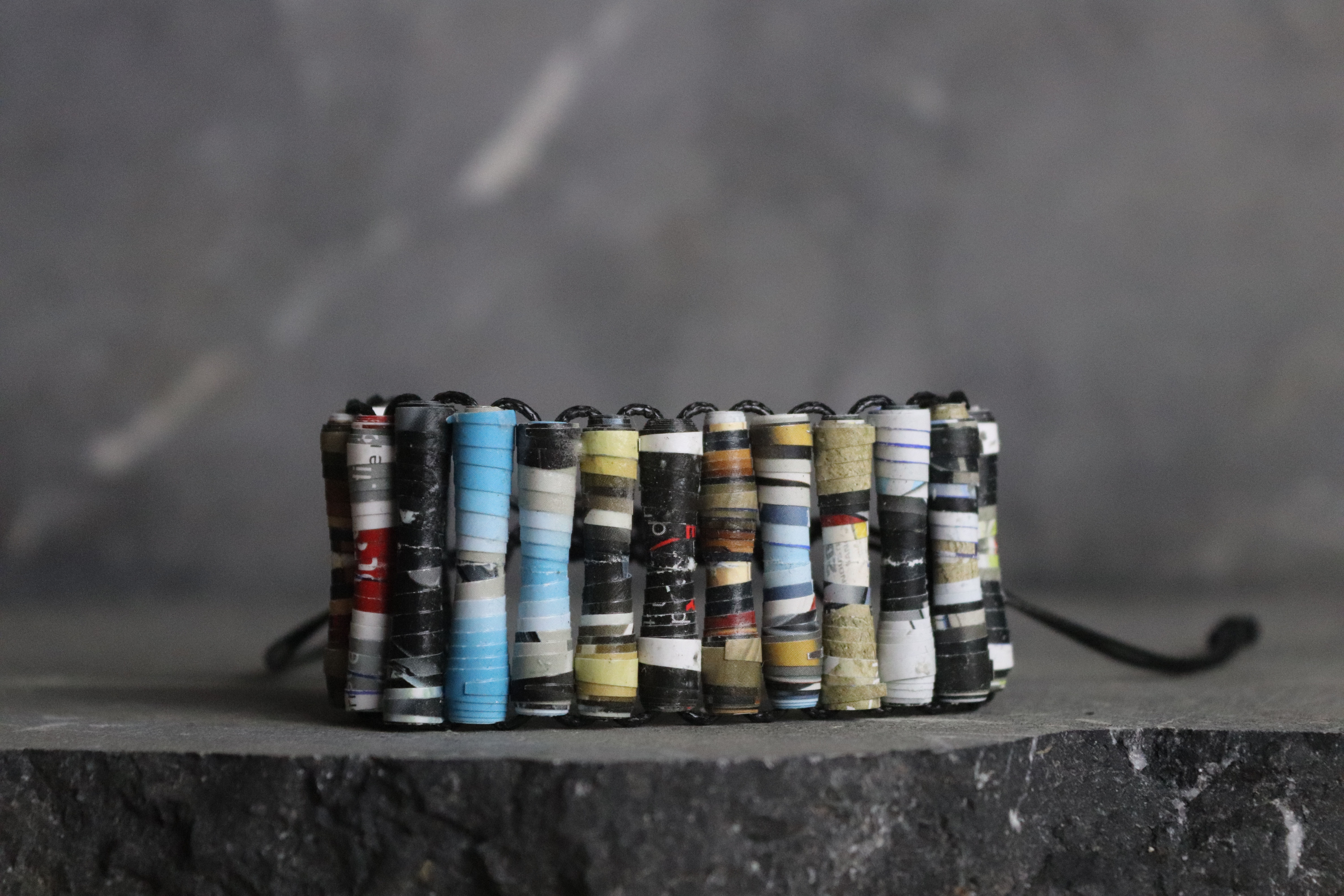 Bracelet shamballa en perles de papier magazine upcyclé