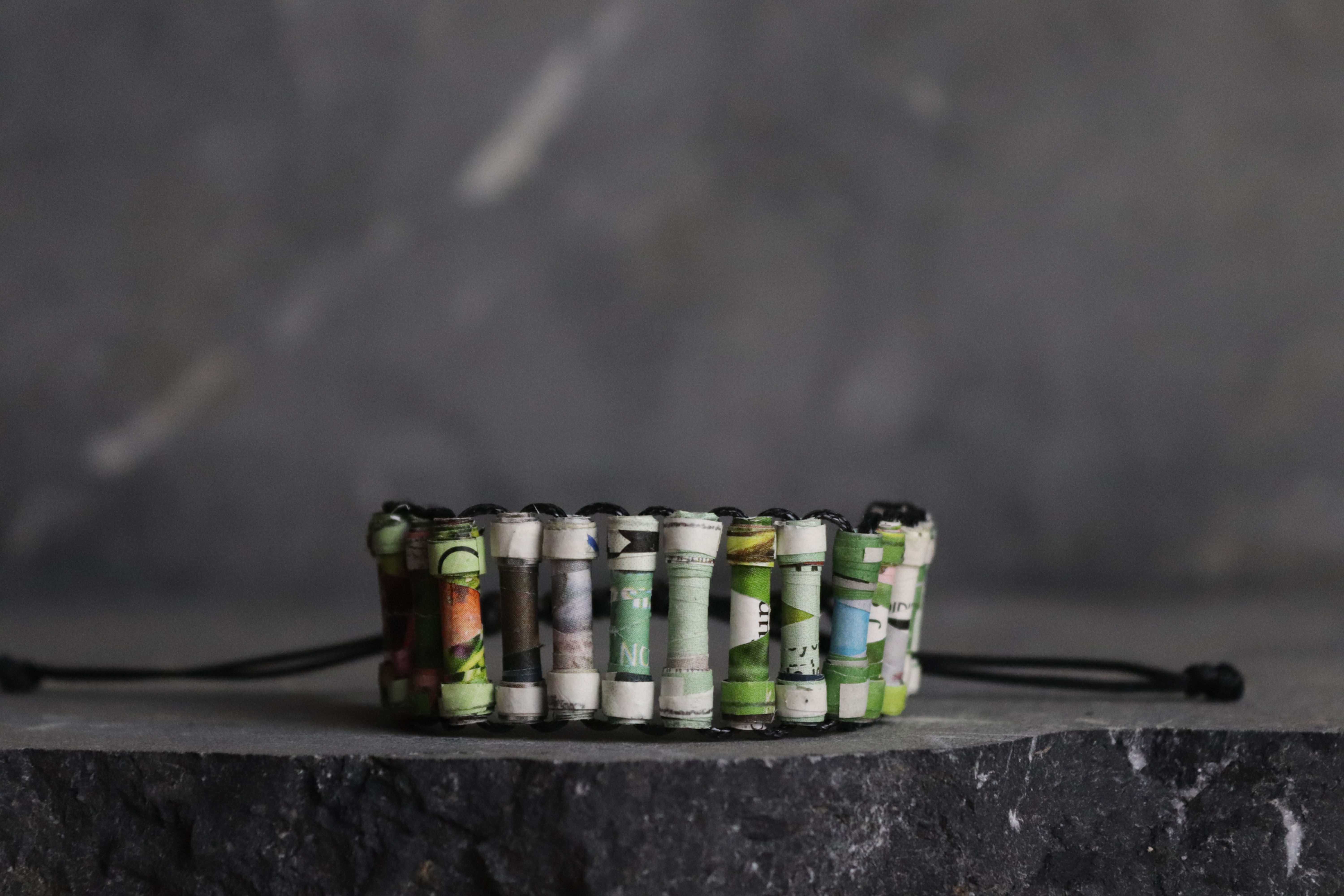 Bracelet shamballa en perles de papier magazine upcyclé