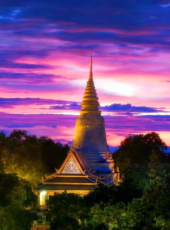 Wat Phnom (image by Khmerloy9, creative commons license linked to source)