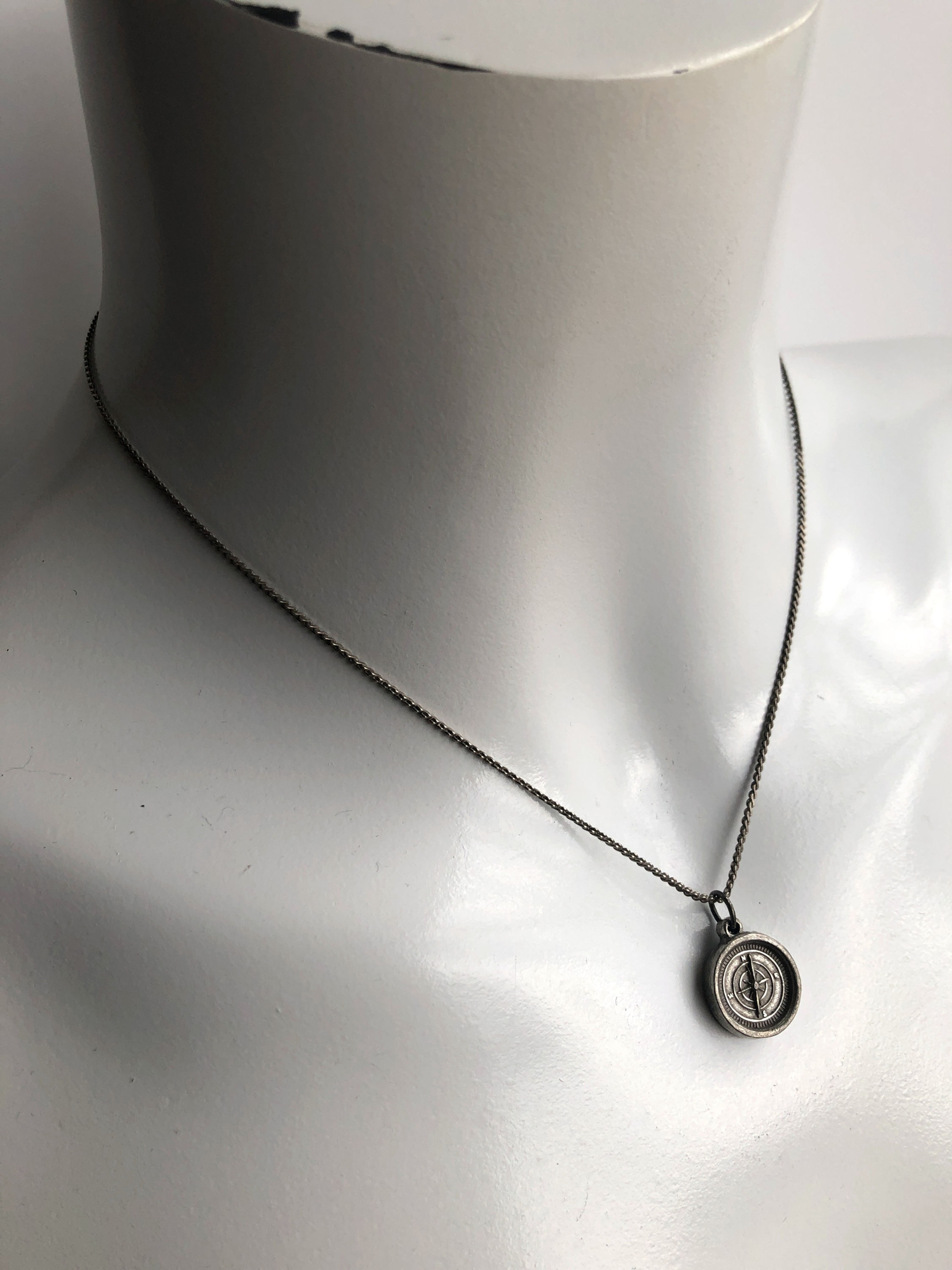 Collier boussole en argent vieilli