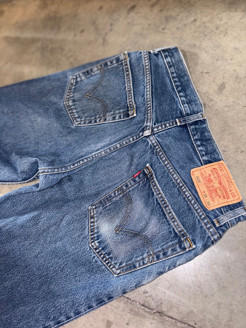 Miniature : Vintage Levi's 505 Medium Wash Distressed Zipper Fly Jeans 34/30