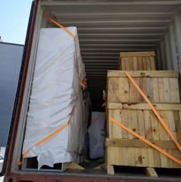 onteyner lashing denilince akla ilk önce denizyolu taşımacılığı gelmektedir. Denizyolu taşımacılığında risk olarak adlandırabileceğimiz bazı konular söz konusudur. Özellikle de sarsıntı, sallanma, aşırı sıcak veya aşırı soğuk hava durumları, şiddetli rüzgarlar ve genel olarak doğa olayları denizyolu taşımacılığında konteyner lashing sistemlerini zorunlu hale getirmiştir.
