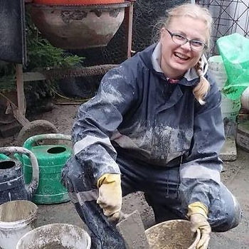 Kuramuija kädet kurassa Tulilehteä tehdessä.