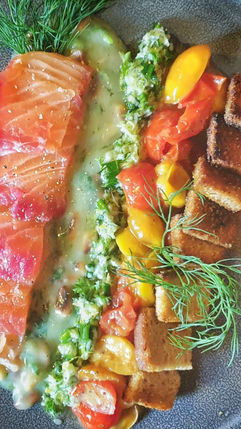 Gebeizter Rote Bete-Lachs | Zitronen-Meerrettichöl | Tomaten-Mirabellen-Salat | Rucola-Kartoffel-Pü