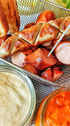 Bock-& Bratwurst mit scharfer Nektarinen-Currysauce und Mango-Mayo