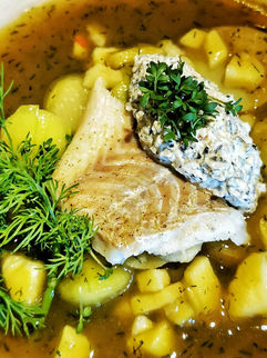 Gurken-Rucola-Kaltschale mit eingelegten Drillingen, Kabeljaufilet und Kürbiskernnocke