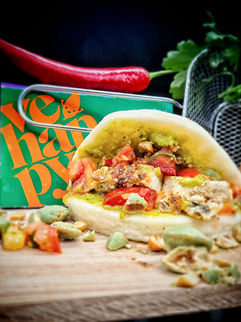 Gedämpfte Buns / Tofu in Chili-Nusskruste / Erbsen-Wasabi-Creme / rauchige Tomatensalsa /Wasabinüsse