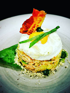 Wolkenei | getrüffeltes Kartoffel-Lachs-Tatar | Spinatgel | Speckchip