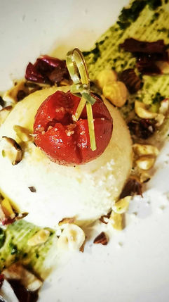 Parmesan-Panna-Cotta | Spinatpesto | geschmorte Kirschtomaten | Radicchio | Haselnusscrunch